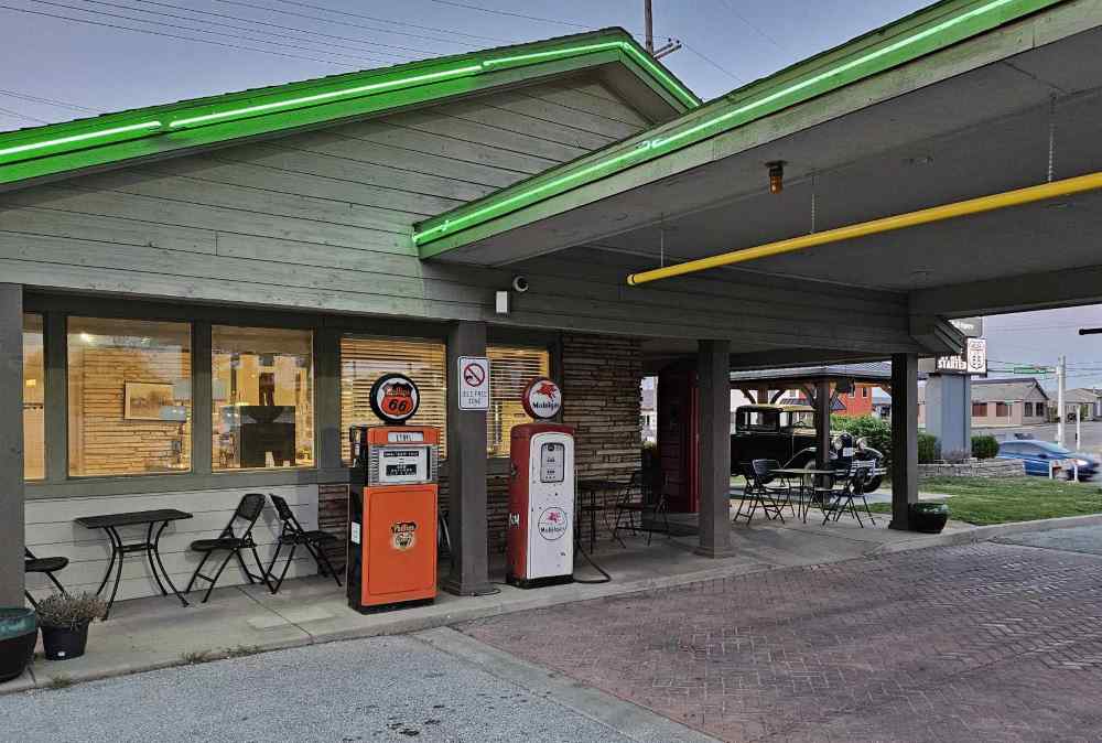 bw motel springfield.jpg